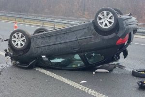 Auto na krovu, dijelovi rasuti po putu: Povrijeđeni momak i djevojka