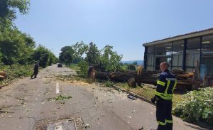 Nadležne službe i jutros na terenu: Saniraju posljedice olujnog nevremena