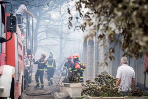 Hitna pomoć objavila dramatičan snimak: Probijali se kroz plamen da pomognu vatrogascu VIDEO