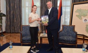 Višković razgovarao sa uspješnom učenicom Sofijom: Vlada vjeruje u njen uspjeh