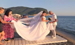 Ljubavna priča kao iz filma: Upoznali se na plaži, na istom mjestu su se i vjenčali