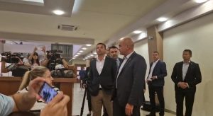 Burno u skupštinskom holu: Nastavljen obračun Vukanovića i Stevandića, pale teške riječi VIDEO