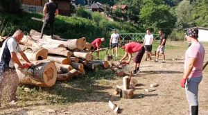 Bravo za Žandarmeriju: Cijepali drva za manastir u Srebrenici FOTO