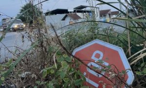 Ružnija strana Banjaluke: U asfaltu rupa, znak stop bačen u zarasli jarak