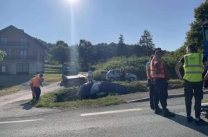 Sudar dva automobila i kamiona: Jedna osoba povrijeđena, kilometarske kolone