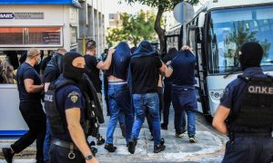 Sukobi ispred suda u Atini! Desetine uhapšenih navijača Dinama dali izjave