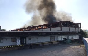 Požar u “Celexu” i dalje tinja: Banjalučki vatrogasci gasili cijelu noć