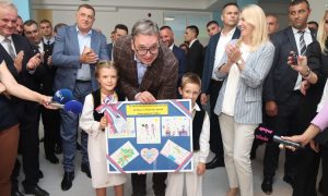 Cvijeće i crteži: Mališani Vučiću i Dodiku uručili poklone – svoje uramljene radove FOTO