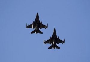 F-16 kakav nisu očekivali: I Zelenski probao da “leti” FOTO
