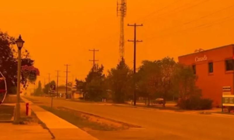Crveno nebo iznad grada! Zastrašujući prizori iz područja zahvaćenih požarom VIDEO