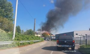 Gusti crni dim iznad Banjaluke: Vatra “guta” Fabriku papira “Celeks” VIDEO/FOTO