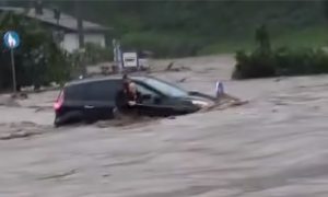 Jezive scene u Sloveniji: Bujica nosila automobil u kojem je žena VIDEO