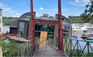 Tone splav u Beogradu: Popustio ponton, polovina se već nalazi u vodi FOTO