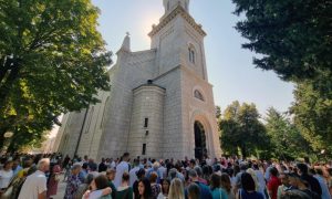 Okupili se vjernici u Trebinju: Prelomljen slavski kolač i osveštano grožđe
