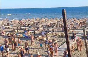 Turisti stajali mirno: Na plaži u Crnoj Gori zasvirala himna Jugoslavije VIDEO