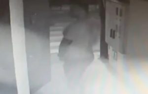 “Zgroženi smo postupkom”: Muškarac urinirao u dvorištu džamije VIDEO