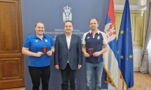 Država pomogla Mikecu i Arunovićevoj: Dačić im uručio diplomatske pasoše