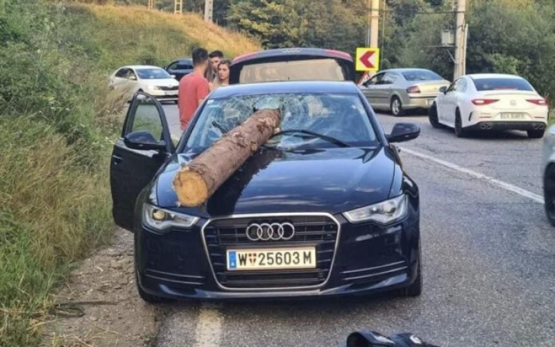 Trupac sa kamiona probio šoferšajbu audija: “Samo srećom niko nije povrijeđen” FOTO