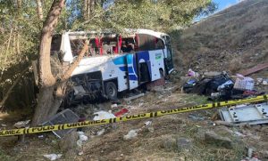 Stravična nesreća! Autobus se survao u provaliju, najmanje 12 osoba poginulo