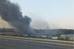 Požar u auto-kući: Gore upravna zgrada, magacin i servis VIDEO