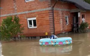 Do komšije na kafu: Veslao u dječijem bazenu tokom poplava VIDEO