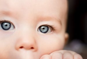 Kada i na osnovu čega se bebama mijenja boja očiju