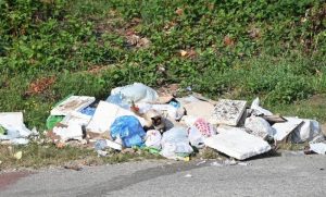 Udarne rupe, smeće i klizište: Ovom naselju u Banjaluci hitno potrebna sanacija