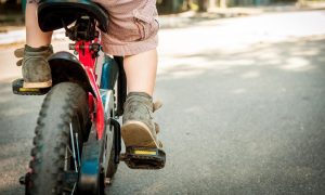 Zadobilo teške tjelesne povrede: Automobilom udario dijete na biciklu