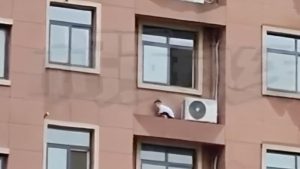 Snimak od kojeg se diže kosa na glavi:  Dijete se igra na ivici 5. sprata nebodera VIDEO