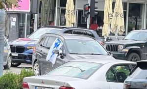 Prizor iz centra Doboja: Na automobilu se vijori zastava tzv. Armije BiH