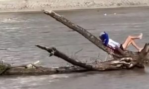 (Ne)promišljeni potez! Prizor kako muškarac plovi rijekom ostavio ljude u šoku VIDEO