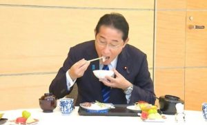 Jasan cilj! Premijer jeo ribu iz Fukušime gdje se ispušta prečišćena radioaktivna voda