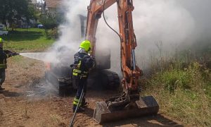 Požar brzo ugašen: Gorio bager u Banjaluci FOTO