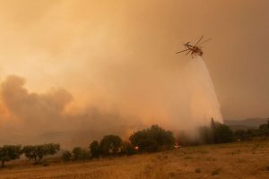 Uz podršku specijalizovanih letjelica: Vatrogasci se bore sa vatrom izvan Atine