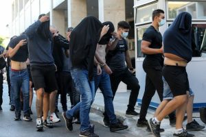 Svih 30 huligana u Atini ide u istražni zatvor, negiraju krivicu: U pogrešno vrijeme, na pogrešnom mjestu