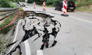 Vozači mjesecima voze jednom trakom: Sanacija klizišta na Krčmaricama čeka prenos nadležnosti