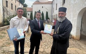 Milićević u Dalmaciji: Podijeljeni ćirilički bukvari za srpske mališane