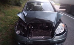 Nesvakidašnja nesreća! “Mercedes” uništen nakon sudara sa divljom svinjom