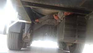 Vozač kamiona ih pokušao prošvercovati: Na granici otkriveni migranti ispod vozila