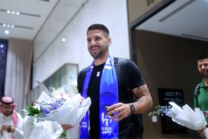 Brojni obožavaoci na aerodromu: Mitrović stigao u Rijad, cvijeće na dočeku VIDEO