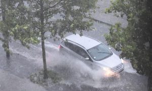 Kolaps u Beogradu: Automobili zaglavljeni u poplavi, vozači izašli na krovove FOTO/VIDEO