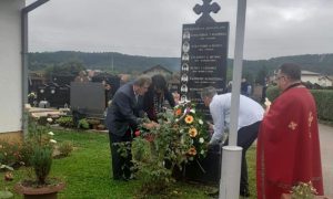 Položeni vjenci na Perduovom groblju: Banjaluka obilježava 28 godina od “Oluje”