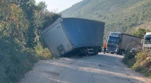 Policija reguliše saobraćaj: Otkačila se prikolica kamiona nasred puta