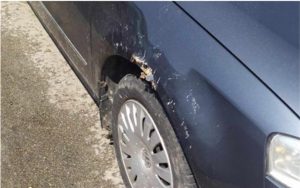 Incident na parkingu Doma zdravlja: Pitbul oštetio automobil