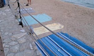 “Rezervacija” ne važi! Kazne do 7.000 evra za one koji ostavljaju peškire na plaži