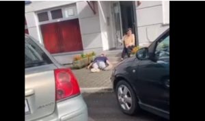 Nije scena iz filma već slika iz Banjaluke: Muškarci nepomično leže na trotoaru, žena sjedi pored VIDEO