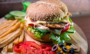 Danas ne brojimo kalorije: Uživajmo u pilećem burgeru