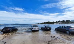 Parkirali tik uz more, plima potopila automobile FOTO