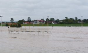 Bila su dovoljna samo tri minuta: Sava poplavila teren fudbalskog kluba VIDEO