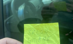 Šokantna poruka na autu! Turista iz BiH neprijatno iznenađen u Makarskoj FOTO